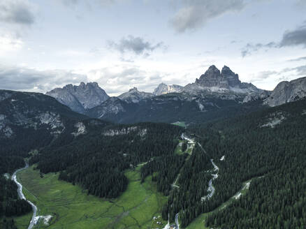 Luftaufnahme der Drei-Zinnen-Gipfel vom Misurina-See aus gesehen, Auronzo di Cadore, Dolomiten, Venetien, Italien. - AAEF22749