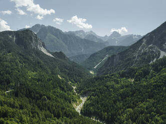 Luftaufnahme einer Berglandschaft in den Dolomiten im Valle di Cadore, Belluno, Italien. - AAEF22758