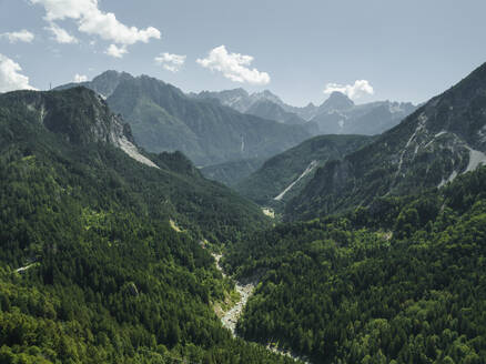 Luftaufnahme einer Berglandschaft in den Dolomiten im Valle di Cadore, Belluno, Italien. - AAEF22758