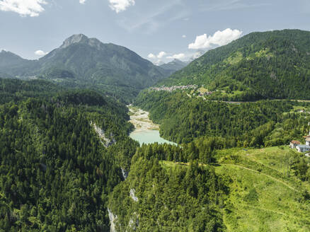 Luftaufnahme des Valle di Cadore-Sees, eines Bergsees in den Dolomiten im Valle di Cadore, Venetien, Belluno, Italien. - AAEF22759