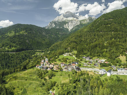 Luftaufnahme von Valle di Cadore, einer kleinen Stadt mit dem Berg Antelao im Hintergrund in den Dolomiten in Venetien, Belluno, Italien. - AAEF22760