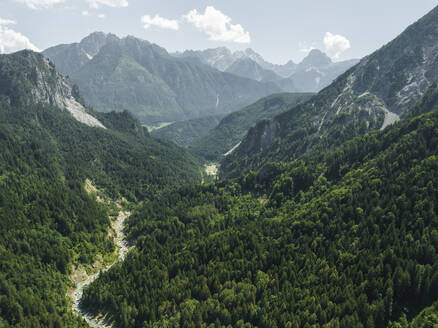 Luftaufnahme einer Berglandschaft in den Dolomiten im Valle di Cadore, Venetien, Italien. - AAEF22762