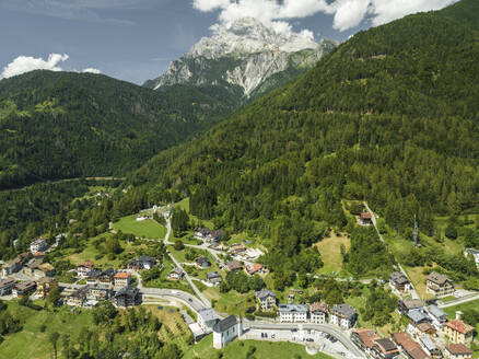 Luftaufnahme von Valle di Cadore, einer kleinen Stadt mit dem Berg Antelao im Hintergrund in den Dolomiten in Venetien, Belluno, Italien. - AAEF22765