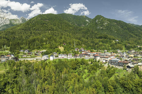 Luftaufnahme von Valle di Cadore, einer kleinen Stadt inmitten der Berge der Dolomiten in Venetien, Belluno, Italien. - AAEF22768