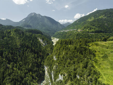 Luftaufnahme des Valle di Cadore-Sees, eines Bergsees in den Dolomiten im Valle di Cadore, Venetien, Belluno, Italien. - AAEF22769