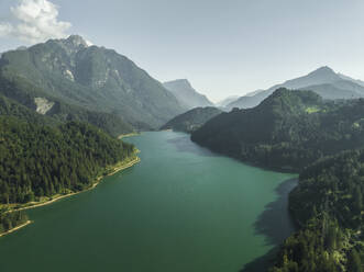 Luftaufnahme des Lago di Cadore (Cadore-See) in den Dolomiten, Belluno, Venetien, Italien. - AAEF22774