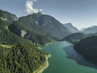 Luftaufnahme des Lago di Cadore (Cadore-See) in den Dolomiten, Belluno, Venetien, Italien. - AAEF22776