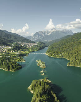 Luftaufnahme der Insel Caprioli (Isola dei Caprioli) am Cadore-See (Lago di Cadore) in den Dolomiten, Belluno, Venetien, Italien. - AAEF22778