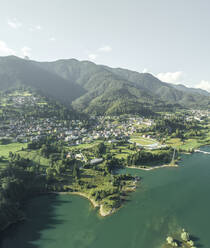 Luftaufnahme von Vallesella, einer kleinen Stadt am Lago di Cadore (Cadore-See) in den Dolomiten, Belluno, Venetien, Italien. - AAEF22780