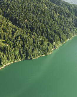 Luftaufnahme des Lago di Cadore (Cadore-See) in den Dolomiten, Belluno, Venetien, Italien. - AAEF22782