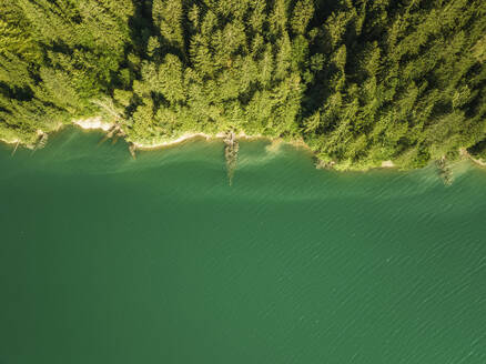 Luftaufnahme des Lago di Cadore (Cadore-See) in den Dolomiten, Belluno, Venetien, Italien. - AAEF22784