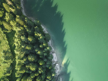 Luftaufnahme des Lago di Cadore (Cadore-See) in den Dolomiten, Belluno, Venetien, Italien. - AAEF22785