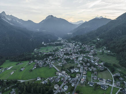 Luftaufnahme von Valle di Cadore, einer kleinen Stadt in einem Tal zwischen den Dolomiten bei Sonnenuntergang, Venetien, Belluno, Italien. - AAEF22786