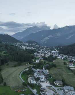 Luftaufnahme von Valle di Cadore, einer kleinen Stadt in einem Tal zwischen den Dolomiten bei Sonnenuntergang, Venetien, Belluno, Italien. - AAEF22787