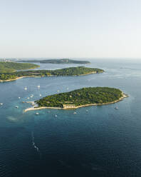 Luftaufnahme eines Segelboots, das an der Insel Kotez im Nationalpark Brijuni vertäut ist, einer Inselgruppe an der Adriaküste in der Nähe von Pula, Istrien, Kroatien. - AAEF22805