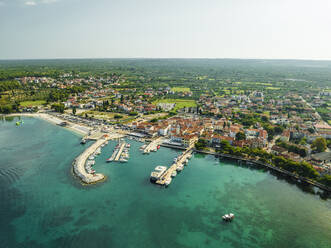 Luftaufnahme von Fazana, einer kleinen Stadt mit einem kleinen Hafen an der Adriaküste, Istrien, Kroatien. - AAEF22811