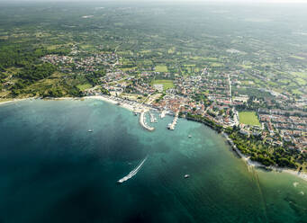 Luftaufnahme von Fazana, einer kleinen Stadt mit einem kleinen Hafen an der Adriaküste, Istrien, Kroatien. - AAEF22815