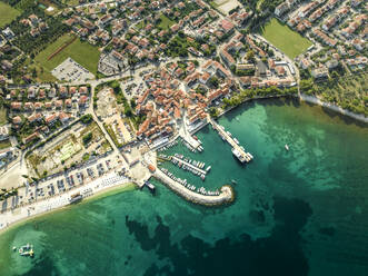 Luftaufnahme von Fazana, einer kleinen Stadt mit einem kleinen Hafen an der Adriaküste, Istrien, Kroatien. - AAEF22818
