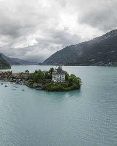 Luftaufnahme von Iseltwald, einer kleinen Stadt am Brienzersee, im Sommer bei Regen und tief hängenden Wolken, Bern, Schweiz. - AAEF22821