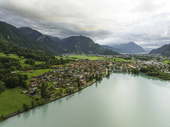 Luftaufnahme von Bonigen, einer kleinen Stadt am Brienzersee, mit Regen und tief hängenden Wolken, Kanton Bern, Schweiz. - AAEF22822