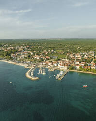 Luftaufnahme von Fazana, einer kleinen Stadt mit einem kleinen Hafen an der Adriaküste, Istrien, Kroatien. - AAEF22833