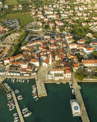 Luftaufnahme von Fazana, einer kleinen Stadt mit einem kleinen Hafen an der Adriaküste, Istrien, Kroatien. - AAEF22835