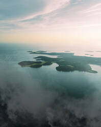 Luftaufnahme des Nationalparks Brijuni, einer Inselgruppe entlang der Adriaküste, mit dunstigem Nebel bei Sonnenuntergang in der Nähe von Pula, Istrien, Kroatien. - AAEF22839
