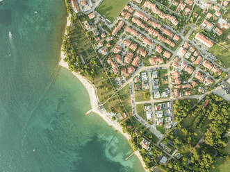 Luftaufnahme von Fazana, einer kleinen Stadt mit einem kleinen Hafen an der Adriaküste, Istrien, Kroatien. - AAEF22841