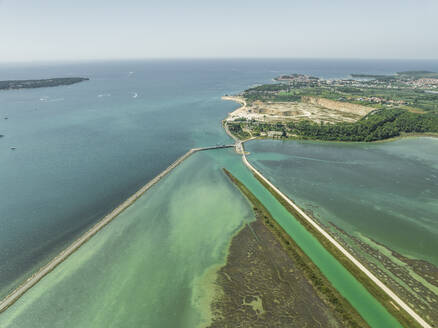Luftaufnahme der Lagune Mirna und des Flusses Mirna entlang der Küstenlinie, Antenal, Istrien, Kroatien. - AAEF22848