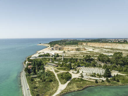 Luftaufnahme einer Straße entlang der Adriaküste bei Novigrad, Istrien, Kroatien. - AAEF22852