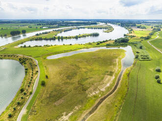 Luftaufnahme der Überschwemmungsgebiete entlang des Flusses Nederrijn mit dem Naturentwicklungsgebiet Lunenburgerwaard und dem Erholungsgebiet Gravenbol, Amerongen, Utrecht, Niederlande. - AAEF22908