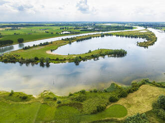 Luftaufnahme des Erholungsgebiets Gravenbol am Fluss Nederrijn, Wijk bij Duurstede, Utrecht, Niederlande. - AAEF22910