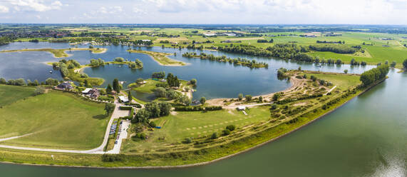 Luftbildpanorama des Erholungs- und Naturgebiets Eiland van Maurik entlang des Flusses Nederrijn, Gelderland, Niederlande. - AAEF22911