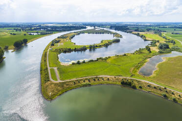 Luftaufnahme des Erholungsgebiets Gravenbol und der Aue Lunenburgerwaard entlang des Flusses Nederrijn, Wijk bij Duurstede, Utrecht, Niederlande. - AAEF22912
