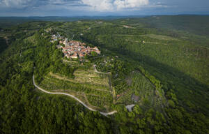 Luftaufnahme der Altstadt von Groznjan in Istrien, Kroatien. - AAEF22919