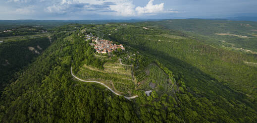 Luftaufnahme der Altstadt von Groznjan in Istrien, Kroatien. - AAEF22920