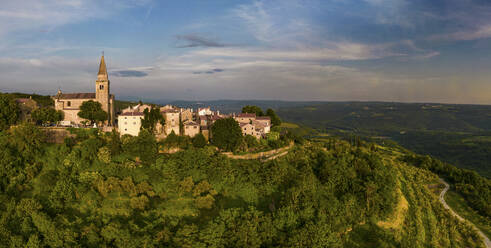 Luftaufnahme der Altstadt von Groznjan bei Sonnenuntergang, in Istrien, Kroatien. - AAEF22921