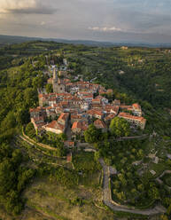 Luftaufnahme der Altstadt von Groznjan in Istrien, Kroatien. - AAEF22922