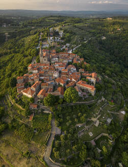 Luftaufnahme der Altstadt von Groznjan in Istrien, Kroatien. - AAEF22923