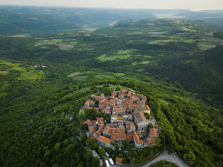 Luftaufnahme der Altstadt von Groznjan in Istrien, Kroatien. - AAEF22925