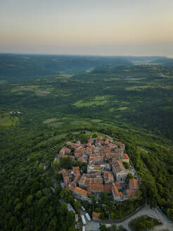 Luftaufnahme der Altstadt von Groznjan in Istrien, Kroatien. - AAEF22926