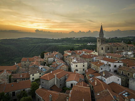 Luftaufnahme der Altstadt von Groznjan bei Sonnenuntergang, in Istrien, Kroatien. - AAEF22927