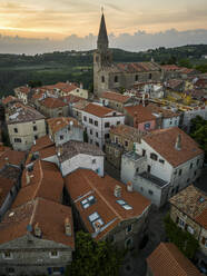 Luftaufnahme der Altstadt von Groznjan bei Sonnenuntergang, in Istrien, Kroatien. - AAEF22928