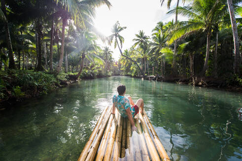 Berühmte, auf Instagram gezeigte, schiefe Palme am Maasin River in Siargao, Philippinen - Menschen, die sich auf einer Kokospalme im Dschungel vergnügen - DMDF04907