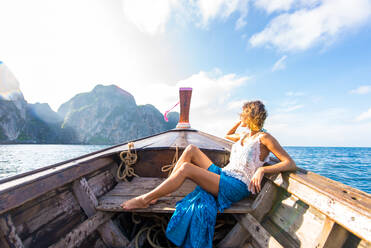 Schöne Frau auf einem Longtailboot in Phi Phi Island, Thailand - Junges hübsches Mädchen im Sommerurlaub in Südostasien - DMDF04911