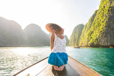 Schöne Frau auf einem Longtailboot in Phi Phi Island, Thailand - Junges hübsches Mädchen im Sommerurlaub in Südostasien - DMDF04914