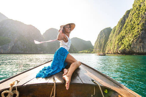 Schöne Frau auf einem Longtailboot in Phi Phi Island, Thailand - Junges hübsches Mädchen im Sommerurlaub in Südostasien - DMDF04915