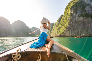 Schöne Frau auf einem Longtailboot in Phi Phi Island, Thailand - Junges hübsches Mädchen im Sommerurlaub in Südostasien - DMDF04916