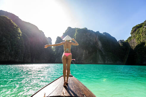 Beautiful woman on a long-tail boat in Phi Phi Island, Thailand - Young pretty girl on summer vacation in south-eastern asia - DMDF04922