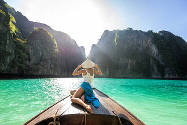 Schöne Frau auf einem Longtailboot in Phi Phi Island, Thailand - Junges hübsches Mädchen im Sommerurlaub in Südostasien - DMDF04924